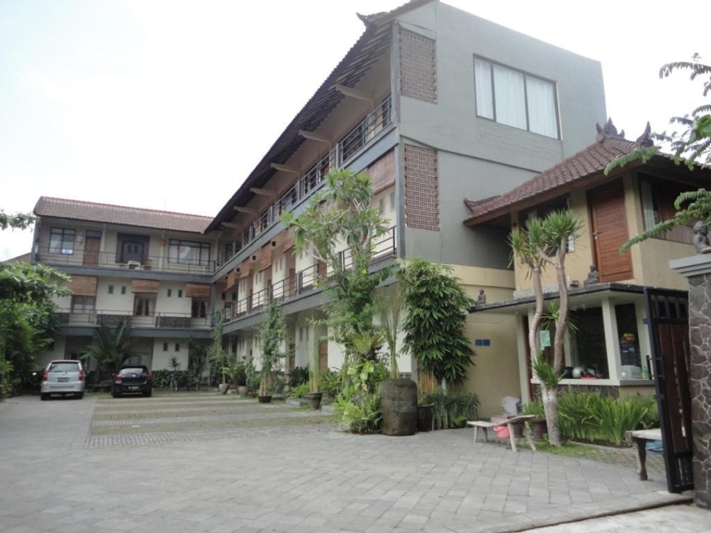 Urbanview Hotel Wayan Mansion Denpasar  Exterior photo